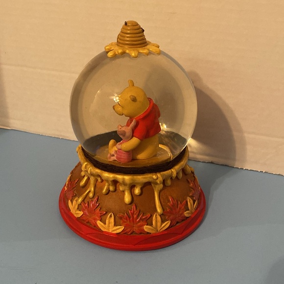 Hallmark Disney Winnie The Pooh And Piglet Snow Globe. - Picture 2 of 4